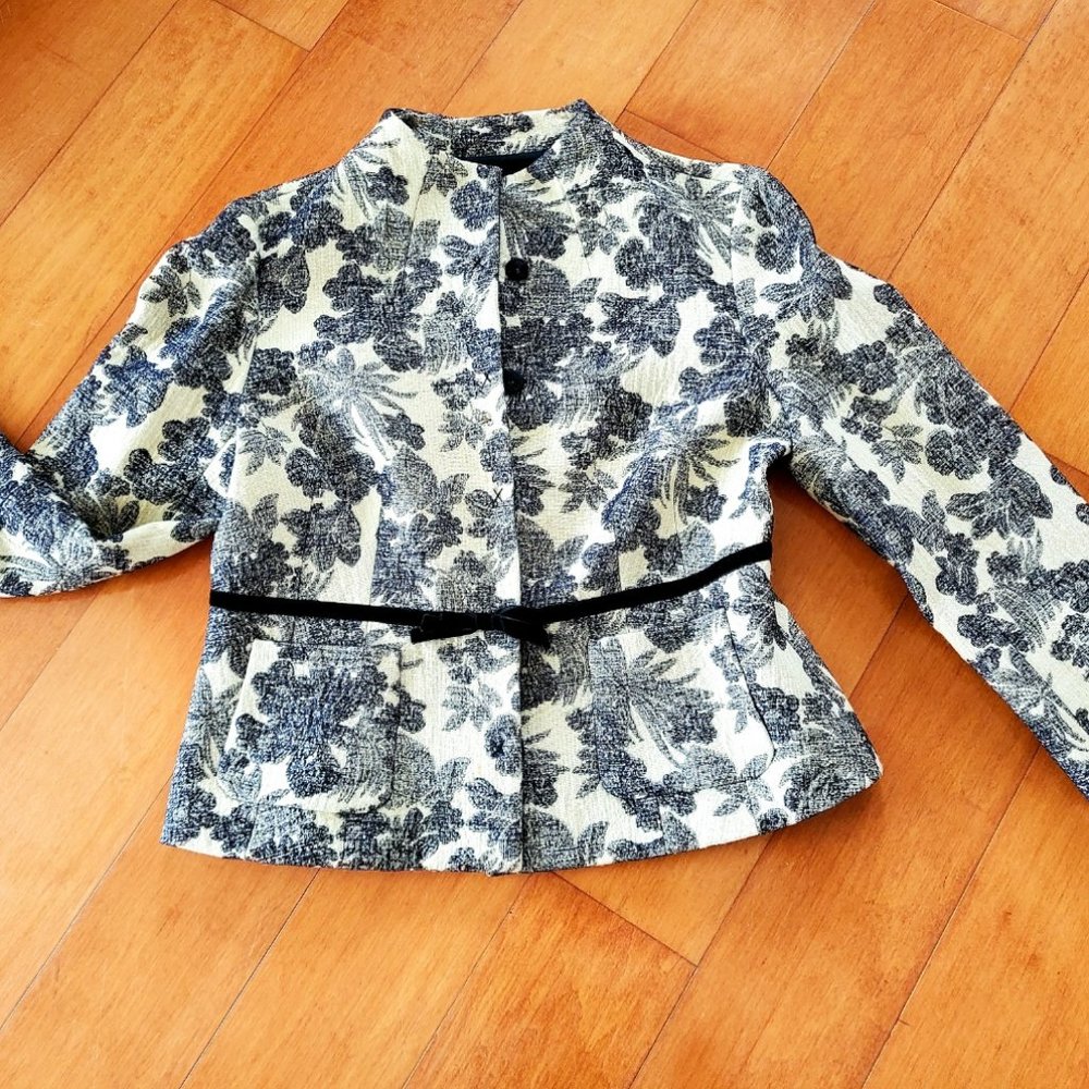 Black and White Wool blazer with Floral Motives, 10